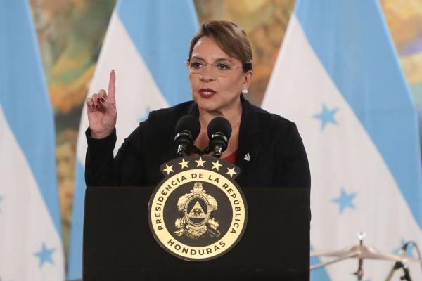 La presidenta de Honduras, Xiomara Castro, pronuncia un discurso. EFE/ Gustavo Amador