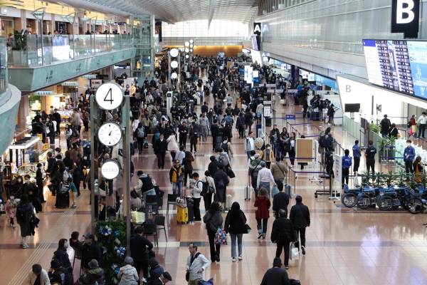 <i>TOKIO (Japón), 29/11/2025.- La Terminal 2 del Aeropuerto de Haneda está abarrotada de viajeros debido a la cancelación de vuelos, en Tokio, Japón, el 29 de noviembre de 2025. Airbus ha ordenado la reparación inmediata de 6.000 aviones de la familia A320 tras un análisis que reveló que la intensa radiación solar puede corromper datos críticos para el funcionamiento de los controles de vuelo. (Japón, Tokio) EFE/EPA/JIJI PRESS JAPAN OUT SOLO PARA USO EDITORIAL/</i>