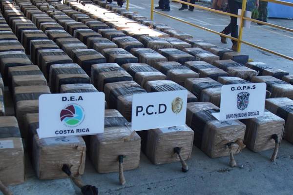 <i>Fotografía cedida por el Ministerio de Seguridad de Costa Rica donde se muestra tres toneladas de cocaína decomisadas este viernes, en el Pacífico costarricense. EFE/ Ministerio de Seguridad de Costa Rica</i>