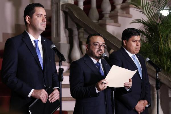 <i>El secretario de Estado en Comunicación y Estrategia, José Augusto Argueta (c), habla junto al ministro de Finanzas de Honduras, Emilio Hernández (i), y el presidente del Banco Central de Honduras, Roberto Lagos, durante una rueda de prensa este martes, en Tegucigalpa (Honduras). Una misión del Fondo Monetario Internacional (FMI) llegará a Honduras este próximo febrero para analizar las posibilidades de obtener financiación de cara a proyectos estatales, según anunciaron la noche de este martes dos nuevos funcionarios del Gobierno de Nasry Asfura, que hoy tomó posesión como presidente. EFE/ Carlos Lemos</i>