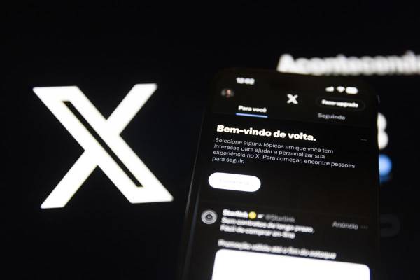<i>Fotografía de archivo. Muestra la pantalla de un celular con acceso a la aplicación de la red social X. EFE/ Isaac Fontana ARCHIVO</i>