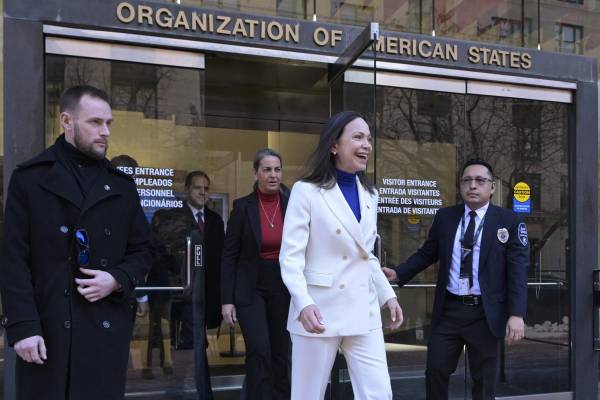 <i>La principal líder opositora venezolana, María Corina Machado, saluda a su salida de la Comisión Interamericana de Derechos Humanos (CIDH), en Washington (Estados Unidos). Imagen de archivo. EFE/ Lenin Nolly</i>