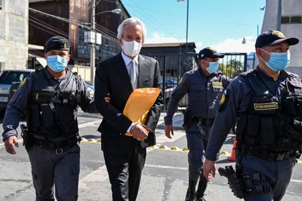 <i>FOTO. El periodista guatemalteco José Rubén Zamora, presidente del periódico “El Periódico”, es escoltado por la policía fuera de la corte en la Ciudad de Guatemala, el 31 de enero de 2023. (Foto de Johan ORDONEZ / AFP)</i>