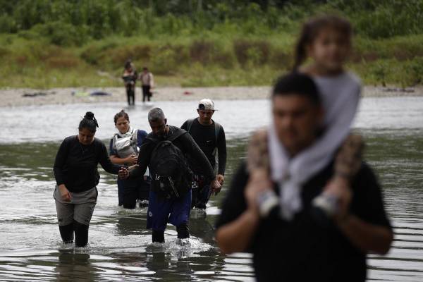 <i>Fotografía de archivo de migrantes que cruzan el río Tuquesa luego de atravesar la selva del Darién en el Darien (Panamá). EFE/ Bienvenido Velasco</i>