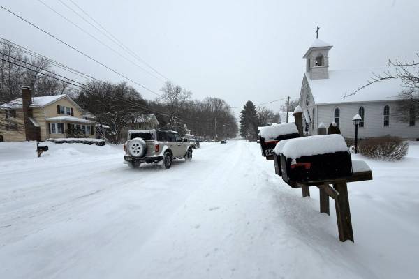 <i>Un vehículo circula por una calle afectada por la nieve este domingo en la ciudad de Peninsula, Ohio (EE.UU.). La gran tormenta de hielo y nieve que ha afectado a dos tercios de la geografía estadounidense ha dejado a más de un millón de usuarios sin electricidad, sobre todo en el sur, y se ha cobrado la vida de al menos cinco personas en todo el país por hipotermia, según informaron medios locales. EFE/ Rodrigo Sepúlveda</i>