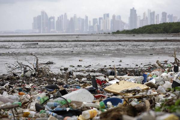 <i>Fotografía de escombros y plásticos en una bahía este viernes, en Ciudad de Panamá (Panamá). Panamá presenta una hoja de ruta que involucra a diversos actores nacionales y de la cooperación internacional y centrada en la economía circular, que podría reducir hasta en un 67 % la contaminación por plásticos en el país para el año 2040. EFE/Bienvenido Velasco</i>