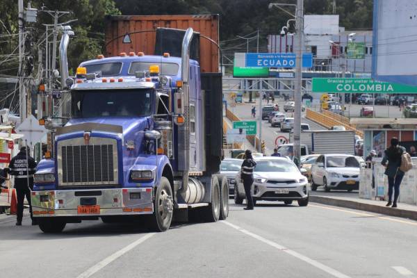 <i>Agentes de transito inspeccionan vehículos durante su paso por el puente internacional de Rumichaca, fronterizo entre Colombia y Ecuador, en Tulcán (Ecuador). EFE/ Xavier Montalvo</i>