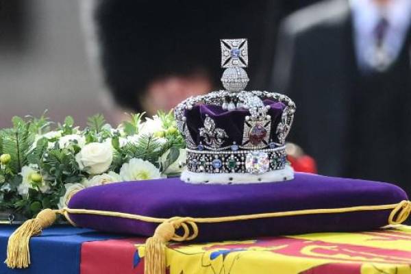 El ataúd de la reina Isabel II, adornado con un estandarte real y la corona del estado imperial, es tirado por un carruaje de artillería a caballo real de la tropa del rey, durante una procesión desde el Palacio de Buckingham hasta el Palacio de Westminster, en Londres el 14 de septiembre de 2022 .- La reina Isabel II descansará en el Westminster Hall dentro del Palacio de Westminster, desde el miércoles hasta unas horas antes de su funeral el lunes, y se espera que enormes filas pasen frente a su ataúd para presentar sus respetos. (Foto de Daniel LEAL / varias fuentes / AFP)