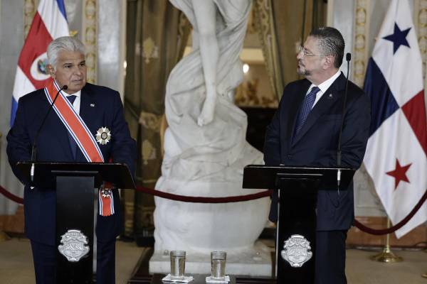 <i>El presidente de Panamá, José Raúl Molino (i), da una declaración conjunta con el presidente de Costa Rica, Rodrigo Chaves (d), este viernes en el Teatro Nacional, en San José (Costa Rica). Chaves se reúne con Mulino para abordar asuntos de la agenda bilateral que en los últimos años ha estado marcada por el comercio, la migración y el combate al crimen organizado. EFE/Jeffrey Arguedas</i>