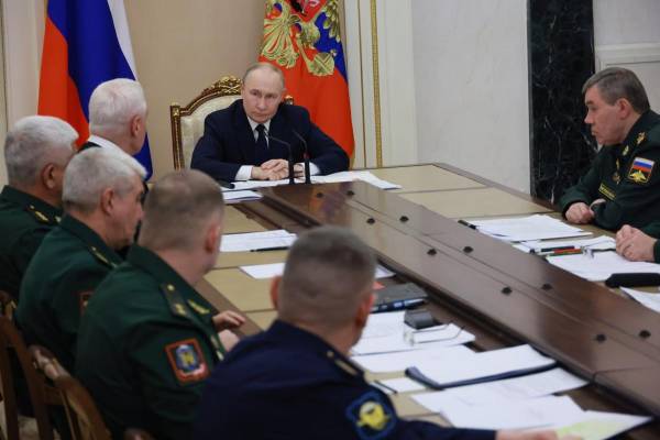 <i>Las fuerzas rusas han logrado penetrar en la estratégica ciudad de Limán, en el este de Donetsk, desde varias direcciones, aseguró este lunes Valeri Guerásimov, jefe del Estado Mayor de las Fuerzas Armadas de Rusia. Unidades militares del grupo Zapad avanzan activamente en la ciudad de Krasni Limán (nombre ruso de Limán), declaró Valeri Guerásivov en una reunión con el presidente ruso, Vladímir Putin (c). EFE/Kremlin</i>