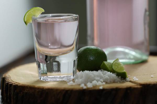 <i>Fotografía de un vaso de 'tequila rosado' este jueves, en Guadalajara (México). EFE/ Francisco Guasco</i>