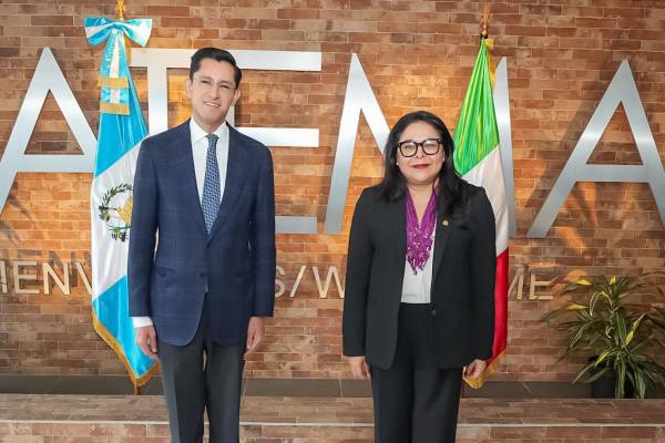 <i>Velasco fue recibido en Guatemala por la viceministra guatemalteca de Relaciones Exteriores, Mónica Bolaños Pérez. Foto de cortesía</i>
