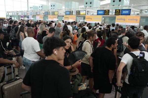 <i>Imagen de archivo de colas en el 'check-in' del aeropuerto de El Prat (Barcelona) debido a un fallo informático a nivel mundial.EFE/Alejandro Garcia</i>