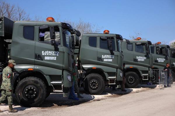 <i>Personal y maquinaria del ejército mexicano participan en un acto protocolario este sábado, en la ciudad de Progreso (México). La presidenta mexicana, Claudia Sheinbaum, inauguró este sábado las obras para que el Tren Maya sea también de carga, transporte mercancía y afiance al sureste de México como un polo industrial con una inversión inicial de 25.000 millones de pesos (unos 1.250 millones de dólares). EFE/ Lorenzo Hernández</i>