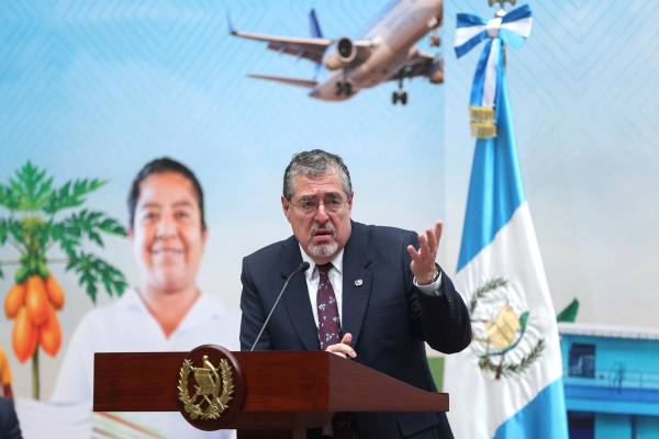 <i>El presidente de Guatemala, Bernardo Arévalo de León, habla en una rueda de prensa en el Palacio Nacional de la Cultura este 17 de octubre de 2025, en Ciudad de Guatemala (Guatemala). EFE/ Mariano Macz</i>
