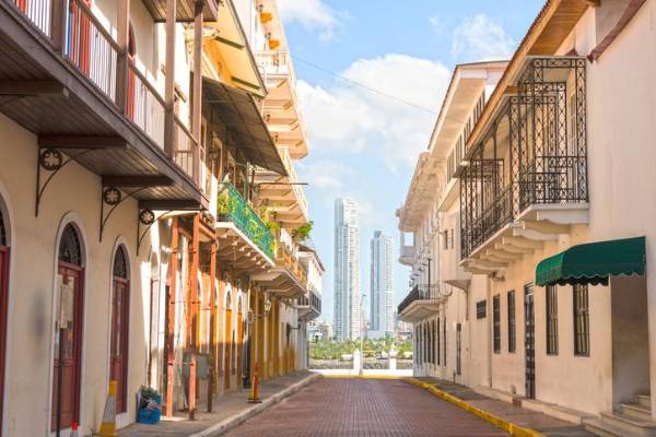 Vista desde el Casco Viejo en Panamá hacia la Ciudad de Panamá