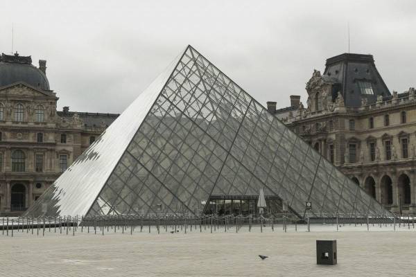 <i> El Museo del Louvre va a permanecer finalmente cerrado al público este lunes después del espectacular robo de joyas de la colección de la corona francesa que sufrió el domingo por la mañana. La decisión del cierre, confirmada a EFE por una portavoz del museo, se ha tomado en el último momento, después de que los visitantes hayan podido acceder desde la entrada de la pirámide a las 9.00 de la mañana, la hora habitual de apertura.EFE/ Edgar Sapiña Manchado</i>