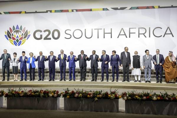 Los líderes del G20 reunidos en la cumbre de Johannesburgo adoptaron este sábado una declaración conjunta que aboga por la cooperación multilateral e incluye resoluciones sobre cambio climático, minerales críticos y el compromiso de trabajar por la paz en conflictos de acuerdo con la Carta de la ONU, pese al rechazo de Argentina y la ausencia de EE.UU. EFE/EPA/GIANLUIGI GUERCIA / POOL
