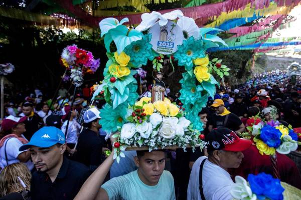 Personas participan en la tradición de 'Los Diablitos Negros', durante las fiestas de Santo Domingo, en Managua (Nicaragua). EFE/ STR