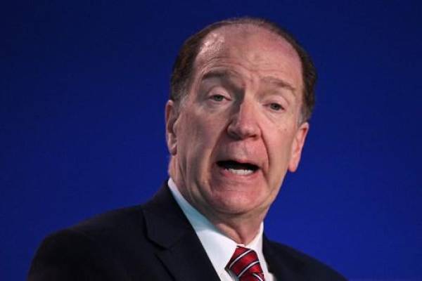 (ARCHIVOS) En esta foto de archivo tomada el 3 de noviembre de 2021, el presidente del Banco Mundial, David Malpass, habla durante un panel de discusión en la Cumbre Climática de la ONU COP26 en Glasgow. - El presidente del Banco Mundial, David Malpass, dijo el 23 de septiembre de 2022 que no tenía planes de retirarse, mientras lucha contra los cargos de negación climática por eludir preguntas sobre el papel de las emisiones provocadas por el hombre en el calentamiento global. (Foto de Daniel LEAL / AFP)