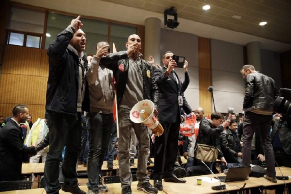 Directivos de Air France tienen que huir de sus trabajadores por despidos