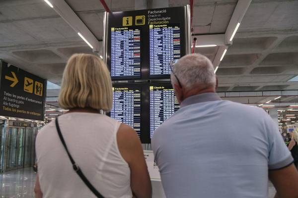 Pasajeros en un aeropuerto, en una fotografía de archivo. EFE/ Miquel A. Borràs