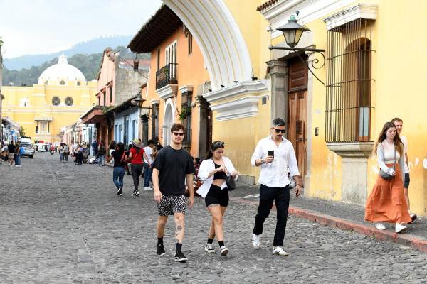<i>Fotografía de archivo de personas que caminan por las calles de la ciudad colonial de Antigua Guatemala (Guatemala). EFE/ Alex Cruz</i>