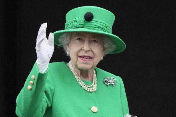 (ARCHIVOS) En esta foto de archivo tomada el 5 de junio de 2022, la reina Isabel II de Gran Bretaña saluda a la multitud desde el balcón del Palacio de Buckingham al final del concurso de platino en Londres como parte de las celebraciones del jubileo de platino de la reina Isabel II. (Foto de Frank Augstein / PISCINA / AFP)