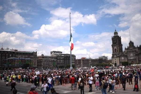 La gente permanece en la plaza del Zócalo después de un terremoto en la Ciudad de México el 19 de septiembre de 2022. - Un terremoto de magnitud 6.8 golpeó el oeste de México el lunes, sacudiendo edificios en la Ciudad de México en el aniversario de dos grandes temblores en 1985 y 2017, dijeron sismólogos. (Foto de Pedro PARDO / AFP)