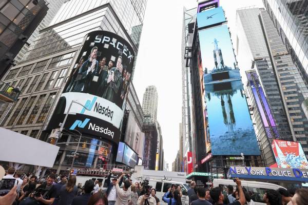 <i>Vista general del fundador y CEO de SpaceX, Elon Musk, en una pantalla gigante en la sede del indicador bursátil Nasdaq, el pasado 12 de junio, en Nueva York (NY, EE.UU.). EFE/Sasrah Yenesel</i>