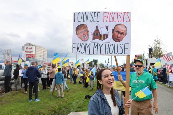 <i>Una mujer sostiene un cartel durante una protesta este jueves, en contra de la reunión prevista entre el presidente de Estados Unidos, Donald Trump, y su homólogo ruso, Vladímir Putin en Anchorage, Alaska (Estados Unidos). </i>