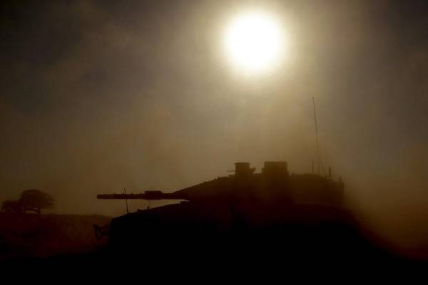 <i>Esta fotografía tomada desde la frontera sur de Israel con la Franja de Gaza muestra la silueta de un tanque israelí contra el sol mientras avanza cerca del territorio palestino el 17 de abril de 2024, en medio del conflicto en curso entre Israel y el grupo militante Hamás. FOTO JACK GUEZ / AFP</i>