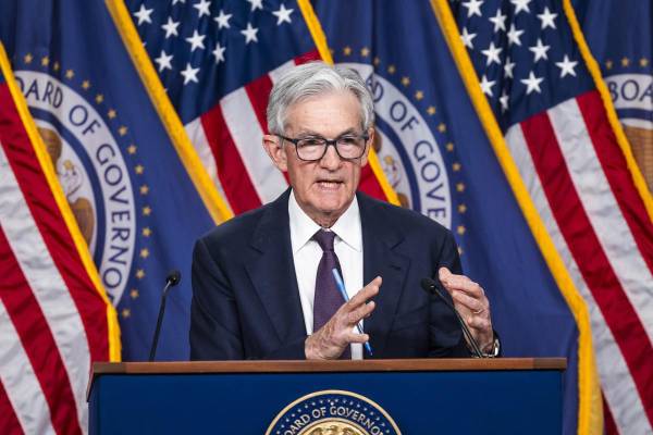 <i>El presidente de la Fed, Jerome Powell, señaló después en su habitual rueda de prensa que aunque es probable que los aumentos arancelarios provoquen un incremento de la inflación, una desaceleración del crecimiento económico y un alza del desempleo si prosiguen, de momento la economía en sí sigue sólida.. EFE/EPA/JIM LO SCALZO</i>
