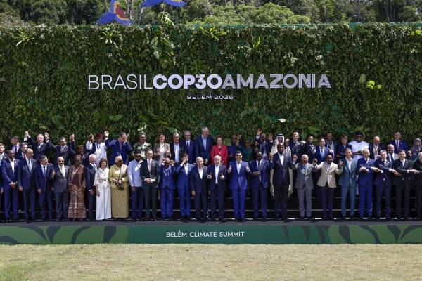<i>El presidente de Brasil Luiz Inácio Lula da Silva (c), posa junto a los asistentes a la cumbre de líderes de la COP30 este viernes, en el Centro de Convenciones Hangar en Belém (Brasil). La segunda y última jornada de la cumbre de líderes mundiales de la COP30 comenzó en la ciudad de Belém, en la Amazonía brasileña, donde debatirán sobre la transición energética y las metas climáticas del Acuerdo de París. EFE/ André Coelho</i>