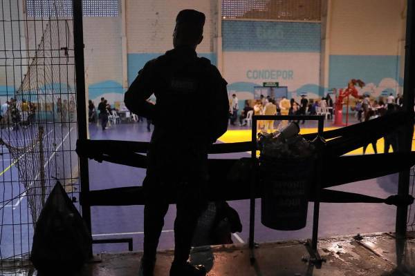 Un militar custodia un puesto de votación este domingo, en la Villa Olímpica de Tegucigalpa (Honduras). EFE/ Gustavo Amador