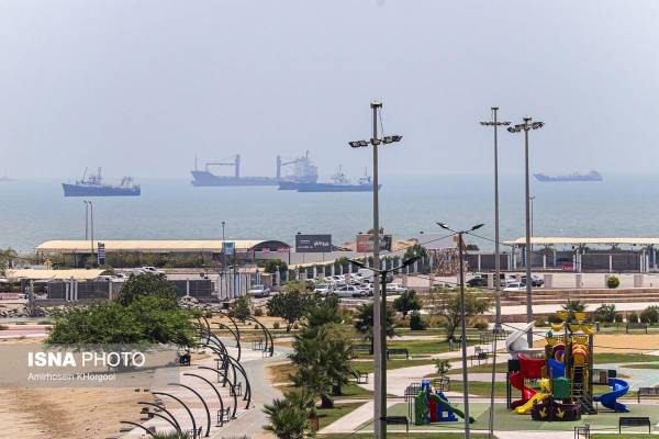 <i>La Autoridad del Golfo del Estrecho Pérsico (PGSA, por sus siglas en inglés), organismo creado por Irán para gestionar el tránsito por el estrecho de Ormuz, informó este viernes que los buques que quieran cruzar el paso deben seguir informando a la República Islámica y obtener permiso para ello. EFE/ Agencia Iraní ISNA </i>