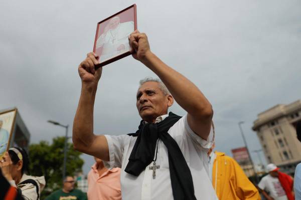 <i>Un hombre sostiene una fotografía del Papa Francisco durante una misa este lunes, en la Plaza Constitución en Buenos Aires (Argentina). EFE/ Juan Ignacio Roncoroni</i>