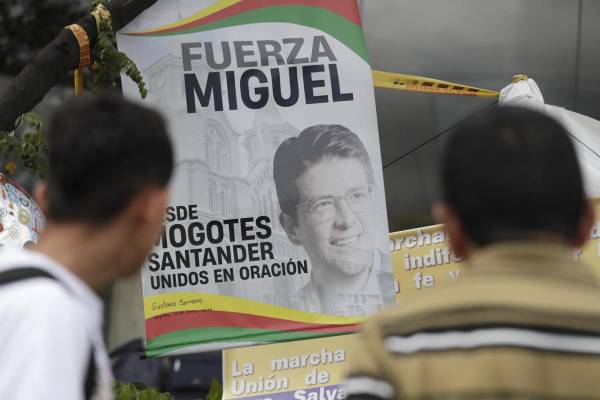 <i>Fotografía de archivo de personas orando en un altar improvisado frente a la Fundación Santa Fe, donde estaba hospitalizado el senador colombiano Miguel Uribe Turbay. EFE/ Carlos Ortega</i>
