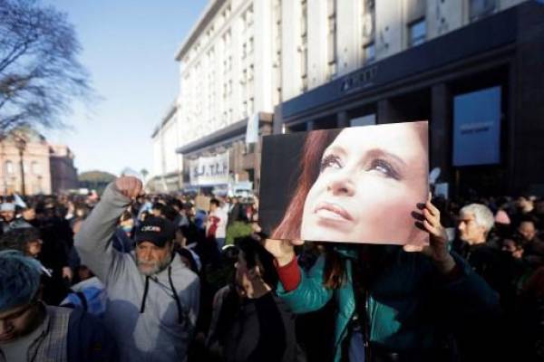 La gente participa en una manifestación en apoyo de la vicepresidenta argentina Cristina Fernández de Kirchner en la Plaza de Mayo de Buenos Aires, el 2 de septiembre de 2022. Mensajes de conmoción y solidaridad llegaron de todo el mundo el viernes después de que un hombre intentara dispararle a un argentino. Vicepresidenta Cristina Kirchner en atentado captado en video.