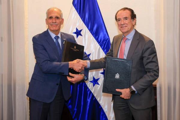 <i>El presidente de Honduras, Nasry Asfura, firmó un convenio con la empresa española Dominion para desarrollar el nuevo Hospital de Puerto Cortés. Foto de cortesía</i>