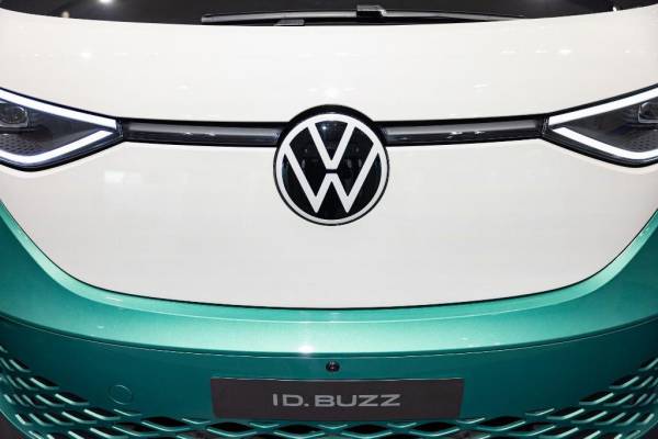 <i>El logotipo del gigante automovilístico alemán Volkswagen (VW) se ve en una camioneta Volkswagen ID Buzz durante la conferencia de prensa anual de la compañía para presentar el informe comercial, el 14 de marzo de 2023 en Berlín. - Volkswagen planea invertir 122 mil millones de euros ($ 130 mil millones) en el cambio hacia los vehículos eléctricos en los próximos años, a medida que se intensifica la batalla por el dominio en el mercado de vehículos eléctricos. (Foto de Odd ANDERSEN / AFP)</i>