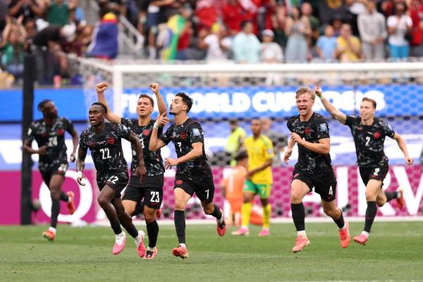 <i>Un tiro libre de Stephen Eustaquio desde fuera del área en el minuto 92 se coló en la portería de los Bafana Bafana y desató la locura en el estadio de Los Ángeles. Foto de cortesía</i>