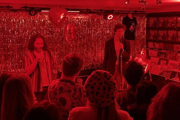 <i>Personas participando en el evento 'Date My Friend (LA)' ('Sal con mi amigo') en Los Ángeles (Estados Unidos). EFE/ Mónica Rubalcava</i>