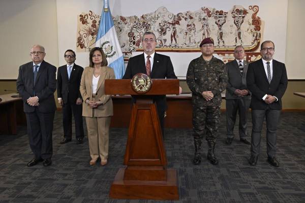 <i>El canciller de Guatemala, Carlos Martínez; el procurador general de la Nación, Julio Saavedra; la vicepresidenta de Guatemala, Karin Herrera; el presidente de Guatemala, Bernardo Arevalo de León (c); el ministro de Defensa Nacional, Henry Saenz; el secretario técnico del Consejo Nacional de Seguridad, Ismael Cifuentes; y de la secretaría de Inteligencia Estratégica, Otto Argueta, participan durante una rueda de prensa este miércoles, en Ciudad de Guatemala (Guatemala). Arévalo de León, anunció que aceptó la renuncia de su Gabinete de Seguridad, encabezado por el hasta entonces ministro de Gobernación (Interior), Francisco Jiménez, tras la fuga de 20 peligrosos pandilleros del Barrio 18 de una prisión. EFE/ Presidencia de Guatemala </i>
