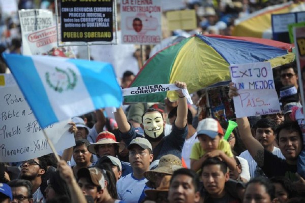 Antejuicio por corrupción incrementa presión para renuncia de Otto Pérez