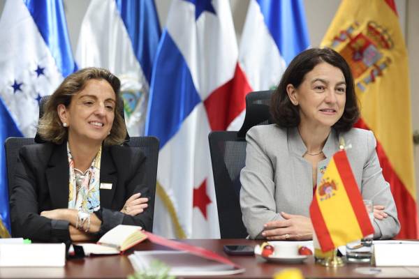 <i>Embajadora de España en El Salvador, Sonia Álvarez Cibanal (i), y la secretaria de Estado de Cooperación Internacional de España, Eva Granados participando en una reunión entre la Agencia Española de Cooperación Internacional para el Desarrollo (Aecid) y el Sistema de Integración Centroamericana (SICA). EFE/ SICA.</i>
