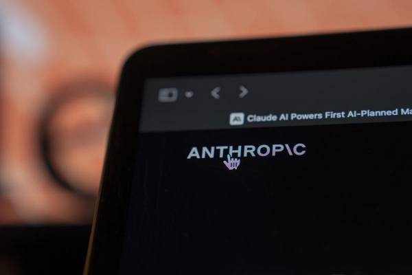 Fotografía de archivo que muestra la pantalla de un ordenador con el logotipo de la inteligencia artificial (IA) Anthropic en Nueva York (Estados Unidos). EFE/ Angel Colmenares