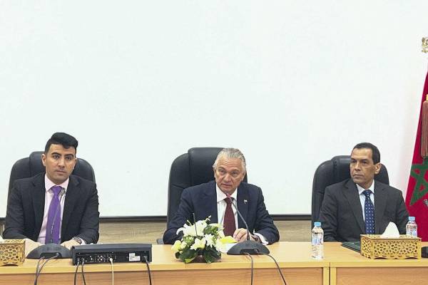 <i>El ministro de Asuntos Exteriores y Culto de Costa Rica, Arnoldo André Tinoco (c), el decano de la Facultad de Letras en la Universidad Mohamed V de Rabat, Zakaria Budhim (d), y el jefe del Departamento de Lengua y Literatura Española en dicha facultad, Azeddine Ettahiri (i) durante la conferencia que André pronunció este jueves en la mencionada Universidad en la que dijo que América Latina necesita construir una voz propia para tender puentes en una era de fragmentación global. EFE/ Mohamed Siali</i>
