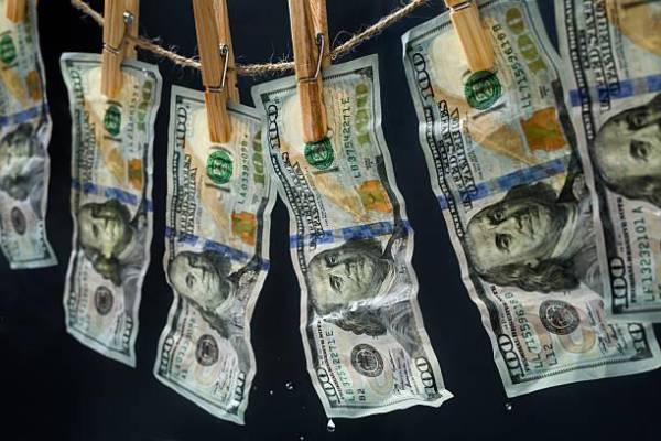 <i>El marco regulatorio fortalece la prevención del lavado de dinero mediante un enfoque basado en riesgos y mayores exigencias de cumplimiento. Foto de AlexSava / Getty Images</i>