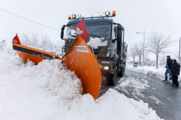 España moviliza al Ejército para rescatar conductores atrapados por la nieve